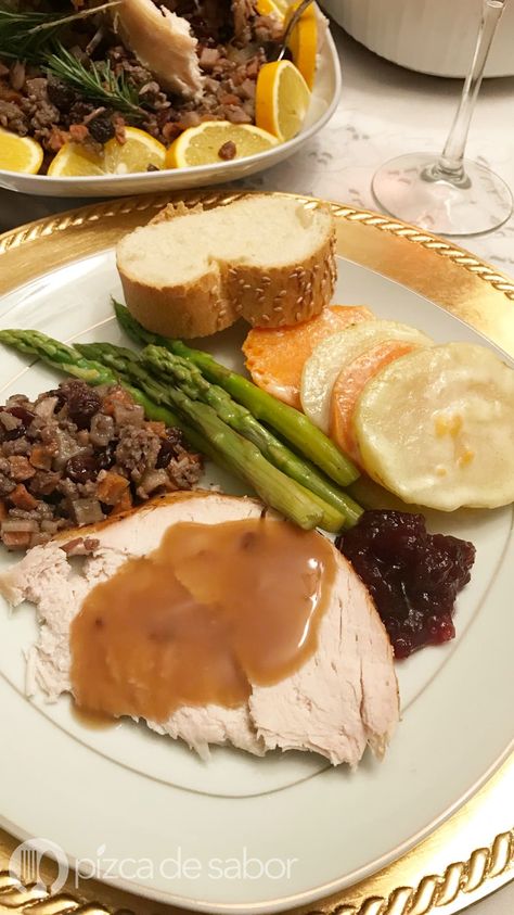 Thanksgiving Food Table, Dinner Recepies, Christmas Eve Dinner, Deli Food, Holiday Cooking, Thanksgiving Dinner, Pretty Food, Thanksgiving Recipes, Gravy