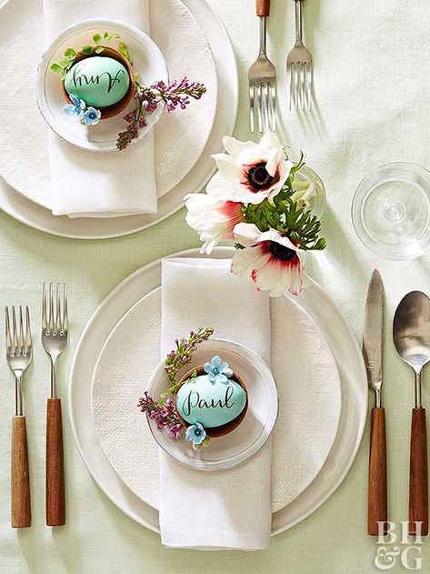 Dyed eggs aren't just for Easter! Pale blue eggs make perfect place cards. Garnish each with mini flowers and even sprigs of herbs. Keep the rest of the table neutral so the eggs are the focal point. Simple Easter Eggs, Diy Osterschmuck, Easter Place Settings, Easter Table Runners, Tafel Decor, Easter Table Settings, Easy Easter Decorations, Easter Tablescapes, Easter Decorations Dollar Store