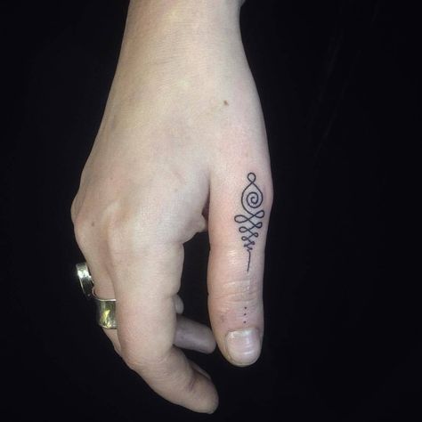 Unalome Thumb Tattoo, Wörter Tattoos, Side Hand Tattoos, Thumb Tattoos, Lotus Tattoo Design, Unalome Tattoo, Finger Tattoo Designs, Anklet Tattoos, Henna Style