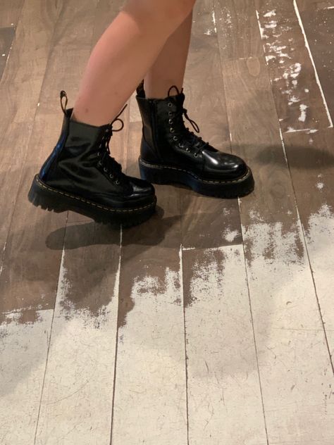 Doc Martens Shiny Black, Shiny Dr Martens Outfit, All Black Doc Martens, Shiny Doc Martens, Black Boots Aesthetic, Black Shiny Boots, Swaggy Shoes, Shiny Black Boots, Black Docs