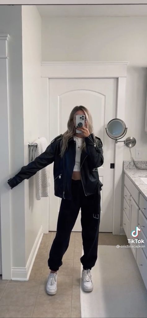 Sweats And Leather Jacket Outfit, Leather Jacket With Sweatpants, Sweatpants And Leather Jacket Outfit, Leather Jacket And Sweatpants, Leather Sweatpants Outfit, Leather Jacket Winter Outfit, Winter Outfit Nyc, Edgy Winter Outfits, Jacket Winter Outfit