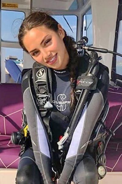 Sky Diving Outfit Women, Women Scuba Diving, Diving Pictures, David Beckham Suit, Scuba Diving Pictures, Diving Wetsuits, Scuba Diver Girls, Scuba Diving Photography, Diving Scuba