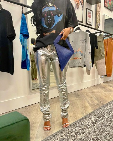 Silver Pants Outfit, Edgy Casual Style, Street Couture, Playlist Music, Party Playlist, Silver Pants, Leather Pants Outfit, Fall Attire, Hi Fashion