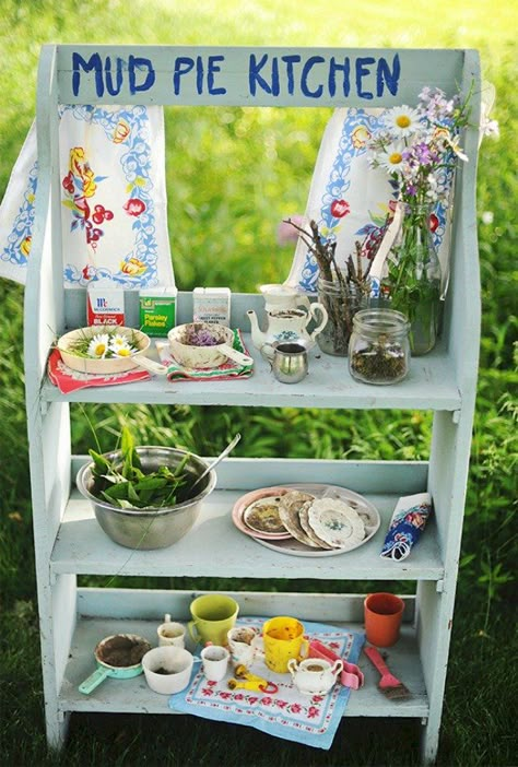 Backyard Kids Ideas, Outdoor Play Kitchen, Mud Pie Kitchen, Mud Kitchen For Kids, Backyard Kids, Play Outdoor, Outdoor Play Space, Outdoor Play Spaces, Backyard Garden Diy