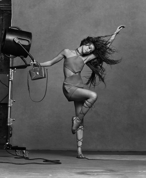 Zendaya Black And White, Building Photoshoot, Zendaya Photoshoot, Vogue Poses, Mode Zendaya, Boudiour Poses, Jess Hunt, Black And White Models, High Fashion Poses