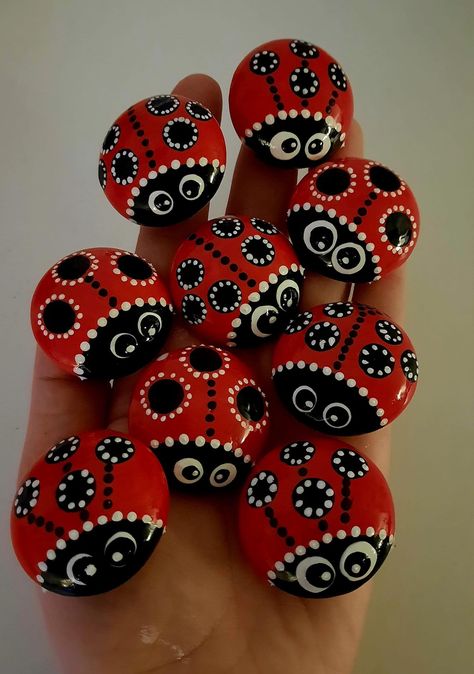 Dot Art Painting Ladybug, Stone Painting Ladybug, Ladybug Stone Painting, Big Rock Painting Ideas For Garden, Bug Rocks Painted Stones, Painted Ladybug Rocks, Ladybug Rocks Painted, Rock Ladybugs, Ladybug Rock Painting