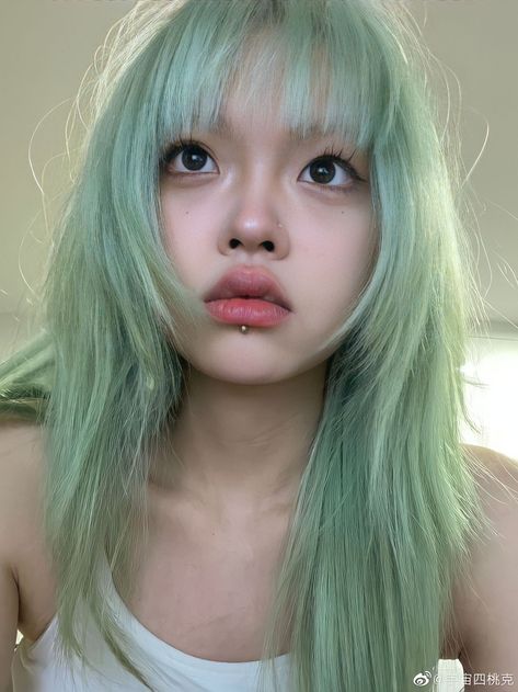 @3r0tik4 on ig Korean Dyed Hair, Pastel Green Hair, Green Hair Girl, Mint Green Hair, Green Hair Dye, Mint Hair, Hair Things, Dyed Hair Inspiration, Character Aesthetics