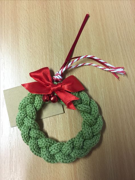 Knitted Christmas Wreath Icord Knitting Projects Christmas, French Knitting Christmas, Icord Knitting Projects, French Knitting Projects, Crochet Christmas Stocking Pattern, Crochet Christmas Wreath, Wire Knitting, Spool Knitting, Crochet Christmas Stocking