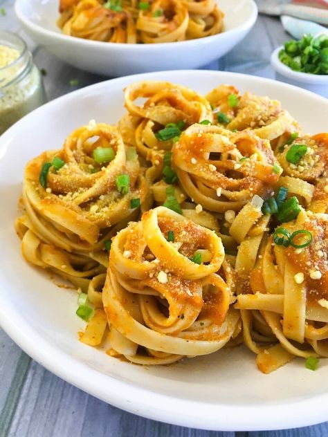 Vegan Pumpkin Pasta Sauce - This Healthy Kitchen Pumpkin Pasta Sauce Recipe, Vegan Pumpkin Pasta, Whole Lotta Yum, Pumpkin Pasta Sauce, Pasta Sauce Recipe, Sauce Spaghetti, Oil Free Vegan Recipes, Pastas Recipes, Fall Vegan Recipes