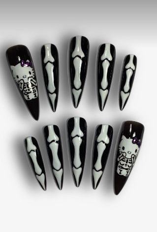 Black Nails Silver Charms, Black Nail Paint Ideas, Y2k Nails Trashy, Gel X Black Nails, Creepy Nails Design, Long Gothic Nails, Emo Fall Nails, Black And Gray Nail Ideas, Halloween Toe Nail Designs Easy