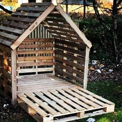 Pallet Dog House, Pallet Playhouse, Pallet Wall Shelves, Pallet Walls, Pallet House, Dog House Diy, Pallet Decor, Pallet Shelves, Wooden Pallet Projects