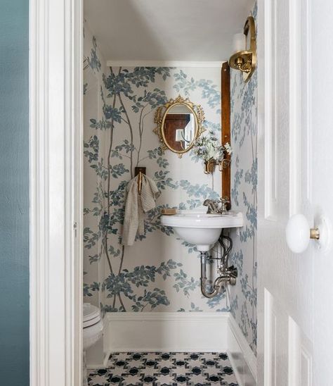 Margaret Rajic on Instagram: "This is the littlest powder room I’ve ever photographed and I’m obsessed. Shot for @leahphillipsinteriors & Styled by @jennyofficer_" Small Powder Bathroom, Minimalist Powder Room, Vintage Powder Room, Elegant Powder Room, Traditional Powder Room, Tiny Powder Rooms, Tiny Powder Room, Contemporary Powder Room, Small Downstairs Toilet