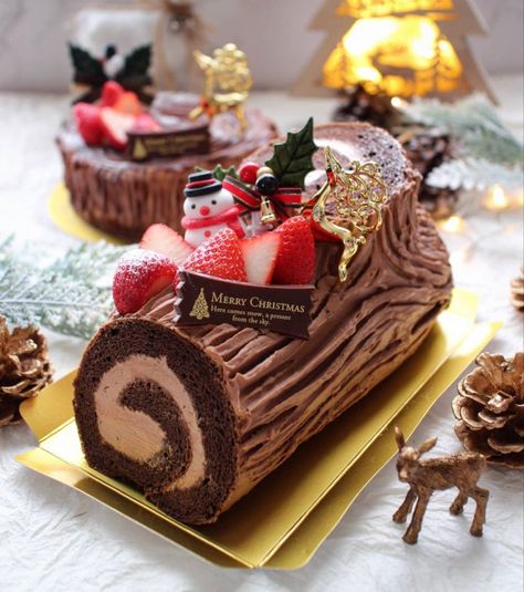 Chocolate Roll Cake Christmas, Yule Log Christmas Cake, Roll Cake Christmas Decoration, Christmas Cake Roll Designs, Christmas Swiss Roll Cake, Log Cake Christmas, Christmas Swiss Roll, Christmas Roll Cake, Christmas Cake Roll