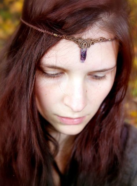 macrame tiara with raw amethyst <3 Macrame Headpiece, Macrame Headbands, Macrame Tiara, Amethyst Crystal Jewelry, Macrame Headband, Macrame Jewellery, Crochet Barefoot Sandals, Jewelry Knots, Raw Amethyst