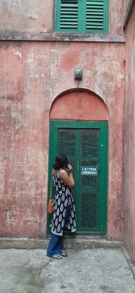 The north kolkata vibes that gives Goosebumps :) Kolkata Aesthetic Wallpaper, Kolkata Aesthetic, Bong Girl, North Kolkata, Bengali Aesthetic, Kolkata Photography, Kolkata City, 2024 Era, Desi Pinterest