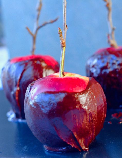 How To Make Chocolate Poison Apples For Halloween - SunnysideHanne Halloween Candy Apples, Alfred Hitchcock The Birds, Creepy Food, Bird Party, Toffee Apple, Homemade Candies, Leaves Fall, Halloween Food For Party, Red Food