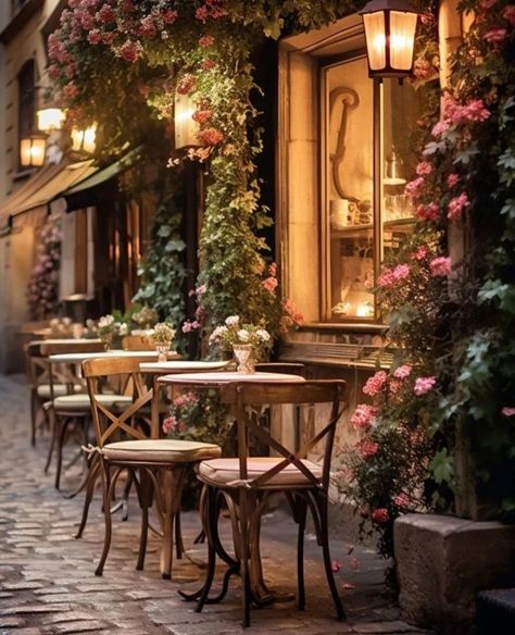 Italy Restaurant Aesthetic, French Cafe Exterior, Vintage Cafe Aesthetic, Paris Street Cafe, Romantic Cafe, French Coffee Shop, Roses Growing, Bistro Decor, European Cafe