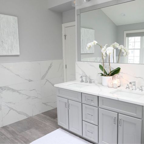 Grey And White Marble Bathroom Paint Colors, Gray White Marble Bathroom, Gray Marble Bathroom Ideas, White And Grey Bathroom Ideas, Grey Marble Bathroom Floor, Subway Tiles Herringbone, Gray Marble Bathroom, Gray Marble Countertops, Bathroom Design White