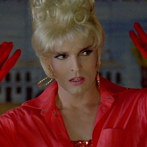 Miguel Bose dans Tacones Lejanos de Pedro Almodovar. Die Antwoord, Inspo Makeup, Miguel Bose, Ingrid Bergman, Documentary Photography, Fashion Illustration, Documentaries, Drama, Film