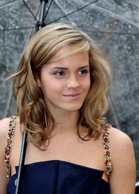 Pretty pic! Emma Watson Blonde, Celebrity Acne, Favorite Hairstyles, Colored Highlights, Celebrity Makeup, Blonde Color, Emma Watson, Blonde Highlights, New Hair