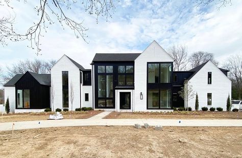 White Modern Farmhouse Exterior, Transitional Architecture, Urban Farmhouse Designs, White Exterior Houses, Modern Farmhouse Exterior, Transitional House, Farmhouse Exterior, Home Building Design, Dream House Exterior