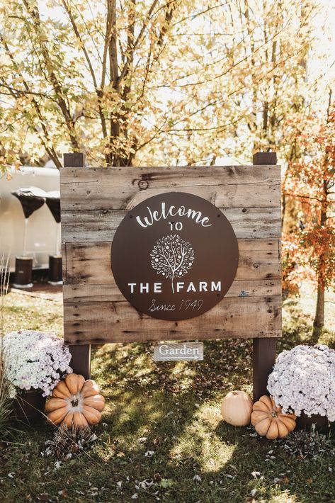 Rustic Farm Entrance, Farm Gate Decorating Ideas, Wood Farm Signs Entrance, Farm Decor Outside, Wedding Venue Signs Entrance, Rustic Farm Signs, Rustic Signage Design Outdoor, Diy Farm Signs Entrance, Farm Entry Sign