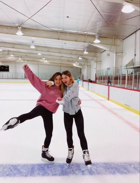 Preppy Ice Skating, Cute Ice Skating Pictures, Ice Skating Photo Ideas, Girls Ice Skating, Skating Pictures With Friends, Ice Skating Poses With Friends, Ice Skating Instagram Pictures, Ice Skating Friends, Ice Skating Pictures With Friends