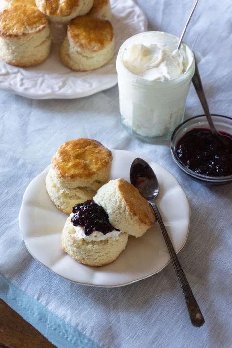 British Scones Recipe, Scones And Clotted Cream, British Snacks, Scones And Jam, British Scones, British Breakfast, British Desserts, Breakfast Platter, Food Tech