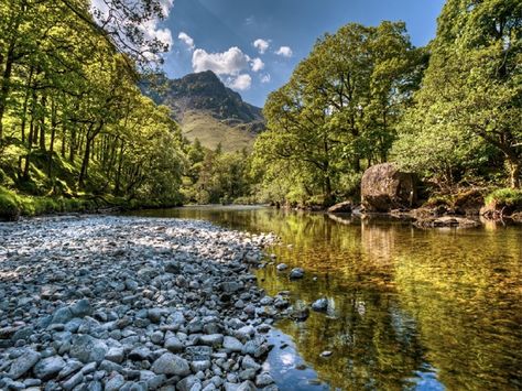 Explore Valleys in Keswick, the Lake District - Borrowdale Keswick Lake District, Dry Stone Wall, The Lake District, English Countryside, Lake District, Wonderful Places, Happy Places, Beautiful Gardens, Day Trips