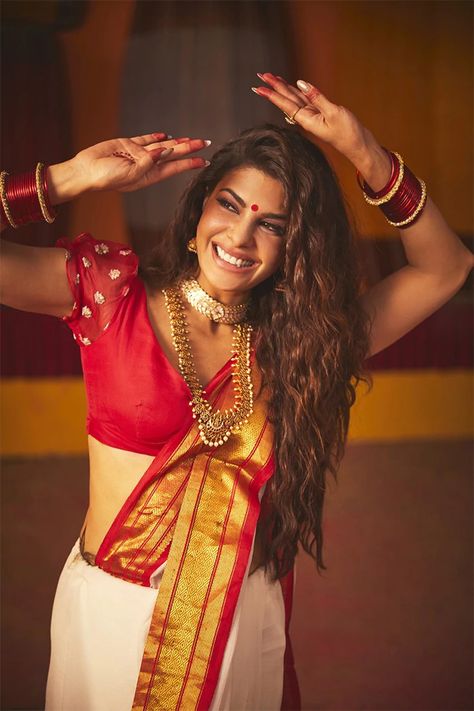 Jacqueline Fernandez's Latest Saree Look Will Give You Major Durga Puja Goals Puja Outfits, Jacqueline Fernandez Saree, Durga Puja Outfit Ideas, Jacqueline Fernandez Hot, Bengali Look, Bengali Saree, Durga Pooja, Bengali Bride, Editing Ideas