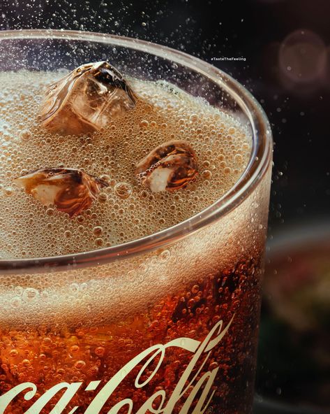 Coca-Cola Integrated Advert By Ogilvy: Taste The Feeling | Ads of the World™ Coca Cola Christmas, Always Coca Cola, Coke Cola, Coke Cans, Creative Advertising, Non Alcoholic Drinks, Non Alcoholic, Print Ads, Meal Time