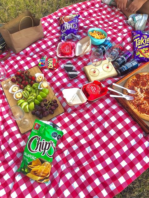 Picnic Aesthetic Playa, Picnic Ideas With Boyfriend, Ideas De Picnic Aesthetic, Pinic Romantico Aesthetic, Picnic Aesthetic Cumpleaños, Ideas Para Picnic En Pareja, Picnic Aesthetic Romantic, Picnic With Boyfriend, Picnic Date Ideas Boyfriends