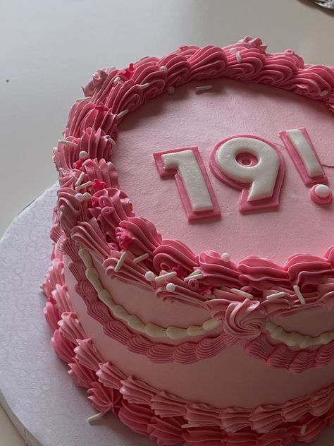 Nineteenth Birthday Ideas, Nineteenth Birthday Cake, Pink Circle Birthday Cake, Pink 19th Birthday Cake, Pink Round Cake Birthday, Circle Cakes Birthday, Publix Cakes Birthday, Vintage Cake Circle, Vintage Cake Round