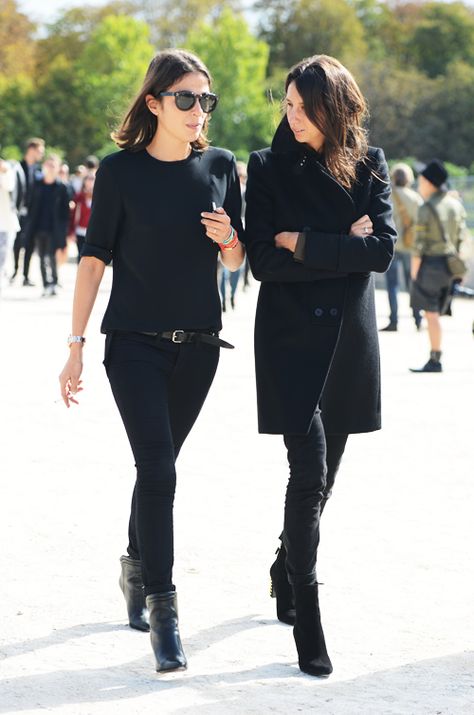 The editors from Vogue Paris in all black everything. All Black Outfit For Work, Gala Gonzalez, Jeans Trend, Emmanuelle Alt, Walking Down The Street, Women In Black, Black Clothes, Wearing All Black, Moda Chic