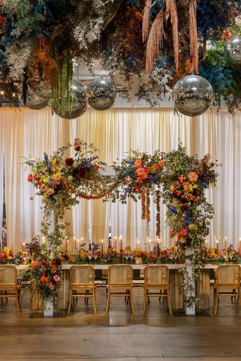 Eclectic Bohemian Wedding, Wedding Different Ideas, Artist Wedding Ideas, Modern Eclectic Wedding Decor, Eclectic Vintage Wedding Decor, 70s Wedding Decorations, Fall Wedding Vintage, Wedding Retro Vintage, Retro Fall Wedding