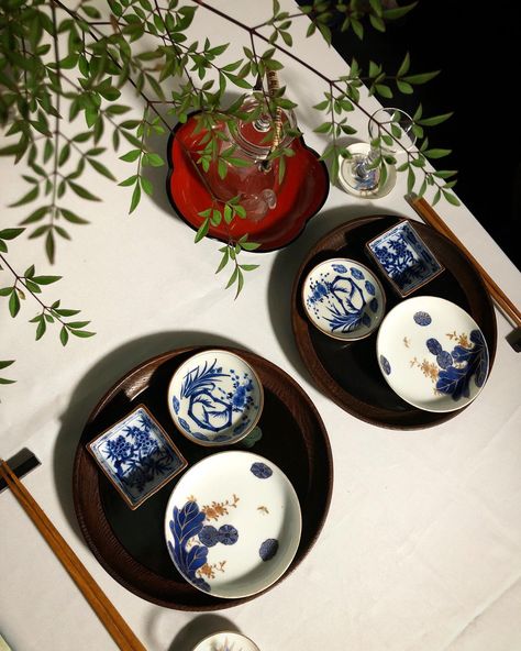 Asian Dinnerware, Modern Tablescape, Progressive Dinner, Japanese Dining, Pottery Plates, Japanese Antiques, Food Presentation, Japanese Food, Tablescapes