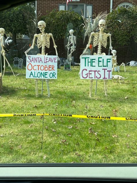 Outdoor Halloween Decorations Cute, Skeleton Scenes For Halloween, Skeleton Memes, Halloween Diy Outdoor, Halloween Front Porch, Halloween Event, Halloween Inspiration, Really Funny Joke, Outdoor Halloween