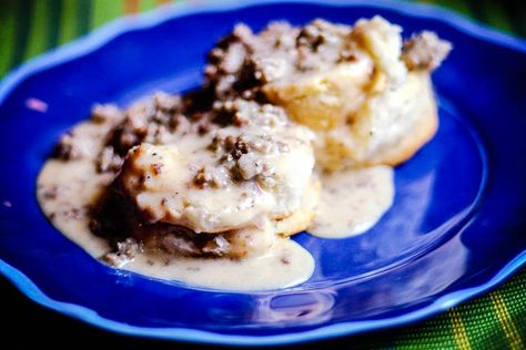 Need a comfort food fix? Sausage Gravy is a Southern comfort food classic that's easy to put together in 30 minutes or less!   GET THE RECIPE HERE ---> http://bit.ly/28LAJ6c Sausage Gravy And Biscuits, Southern Breakfast, Dutch Oven Cooking, Dutch Oven Recipes, Comfort Food Southern, Sausage Gravy, Biscuits And Gravy, Cast Iron Cooking, How To Cook Sausage