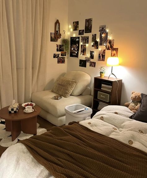 Room Ideas White And Brown, Beige Room Aesthetic Ideas, Brown Room Inspo Aesthetic, Aesthetic Room Decor Brown, Brown College Dorm, Brown Room Theme, Room Asthetics Bedrooms Cozy, Brown Room Decor Bedroom, Brown Room Aesthetic