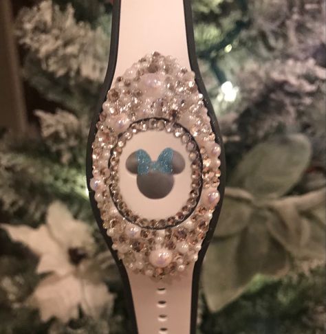 Decorate your magic band! I used e6000 glue from walmart to glue nail flat back rhinestones and pearls. I purchaces tge variety pack off amazon! I wore it all day for 5 days at disney, it did amazing! I wasnt extra careful and honestly forgot about it. I picked up my kids multiple times and not 1 gem fell off! I can answer any questions you may have! Things To Rhinestone Bling, Magic Bands Decorated, Shopping Aesthetics, E6000 Glue, Disney Magic Bands, Rhinestone Crafts, Spring Break Trips, Magic Bands, Disney Lover