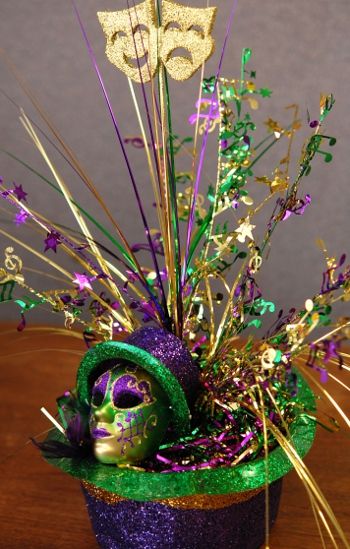 DIY Mardi Gras Centerpiece made from an upside down purple, green, and gold hat filled with foil tensil, onion grass, leaf picks, and ornaments. Mardi Grad, Mardi Gras Party Decorations, Mardi Gras Wedding, Mardi Gras Centerpieces, Mardi Gras Crafts, Mardi Gra, Mardi Gras Wreath, Mardi Gras Carnival, Mardi Gras Decorations