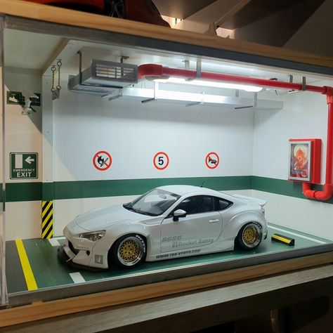 Model car diorama Car Diorama Ideas, Hot Wheels Garage Diy, Diorama Parking, Hot Wheels Cars Display, Car Model Display, Car Diorama, Garage Diorama, Diecast Cars Display, Diecast Diorama