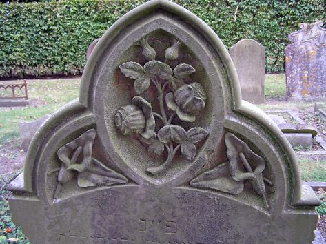 Cool Tombstones, Grave Stone Aesthetic, Pretty Tombstone, Victorian Gravestones, Gravestone Aesthetic, Unique Gravestones, Pretty Gravestone, Gravestone Ideas, Gravestone Design