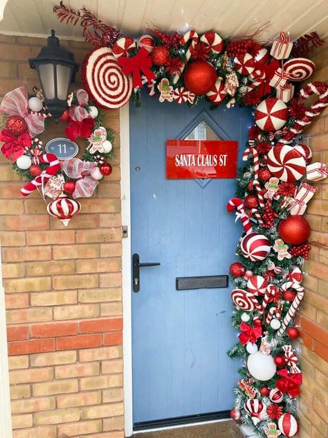 Candy Cane Door Garland, Candyland Christmas Garland, Ginger Bread Decorations Ideas, Candy Cane Garland Christmas Decor, Candy Garland Christmas, Gingerbread Christmas Garland, Christmas Decor Ideas Gingerbread Theme, Gingerbread Front Porch Decor, Candy Cane Door Decoration