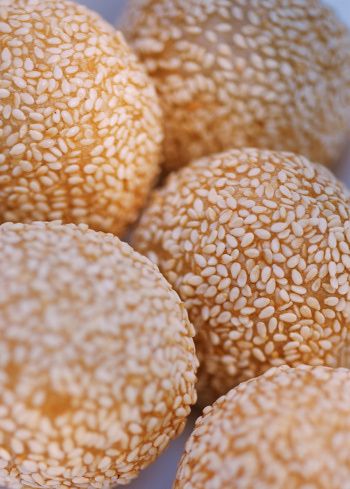 Sesame Seed Balls, Koreansk Mad, Dim Sum Recipes, Seed Balls, Sweet Red Bean, Glutinous Rice Flour, Chinese Dessert, Red Bean Paste, Filipino Desserts