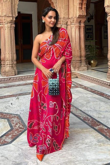 One Side Off Shoulder Dress Indian, One Side Shoulder Dress Indian, One Shoulder Wedding Dress Indian, One Shoulder Indo Western Dresses, New Trendy Outfits Indian, Bandhej Outfits, One Shoulder Dress Indian, One Side Kaftan, One Shoulder Kaftan Dress