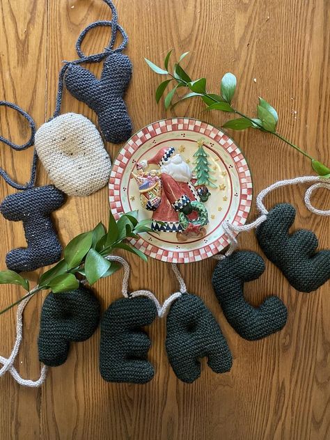 Knitting Pattern For Chunky ‘Bubble Writing’ … Get the Whole Alphabet … SO FUN! #knitting #handmade #diy #alphabet #diy Crochet Bubble Letters, Jubilee Decorations, Knitted Letters, Bubble Writing, Crochet Alphabet, Crochet Letters, Crochet Hack, Bubble Letters, Letter Writing