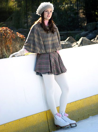 Season 1, Episode 11. Blair Waldorf (Leighton Meester) goes ice skating in a Zara Kids skirt and a capelet by H Mode Gossip Girl, Estilo Gossip Girl, Estilo Blair Waldorf, Blair Waldorf Outfits, Blair Waldorf Gossip Girl, Gossip Girl Style, Stile Blair Waldorf, Blair Waldorf Style, Gossip Girl Blair