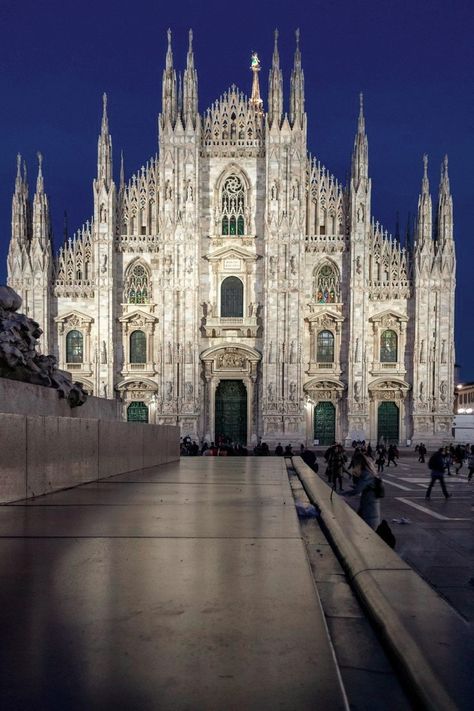 Milan Photoshoot, Building Lighting, Duomo Milan, Milan Travel, Italian Cities, Milan Cathedral, Church Pictures, European Architecture, Italy Travel Tips