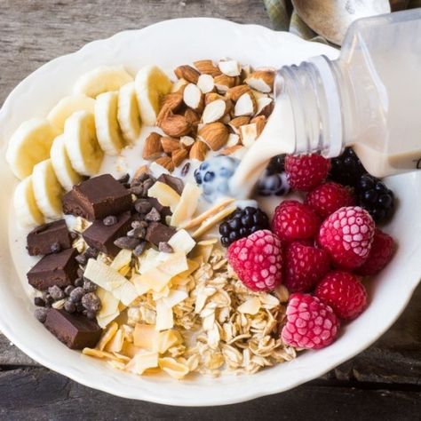 Vanilla Protein Muesli Bowl | 17 High-Protein Breakfasts For People Who Hate Eggs Muesli Bowl, Chia Bowl, Breakfast Bowls Recipe, Chocolate Breakfast, Organic Protein, Fresh Raspberries, Protein Packed Breakfast, Makanan Diet, High Protein Breakfast